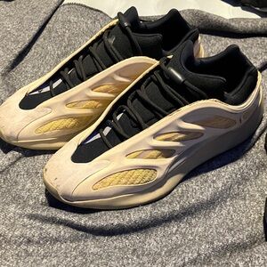 Adidas Yeezy 700 V3 ‘Mono Safflower’